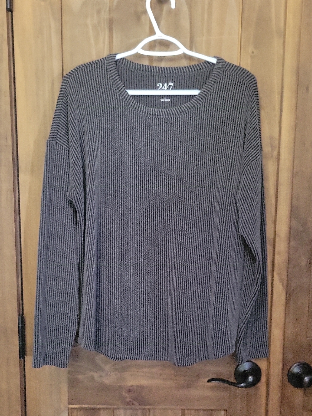 Womens Ribbed Long-Sleeve Shirt in Black and Gray